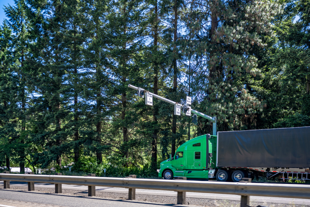 Green,Bonnet,Big,Rig,Semi,Truck,With,Tented,Black,Dry